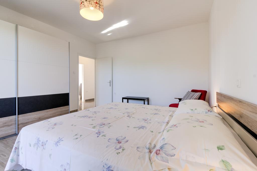 Apartments Ester Victoria Медулин Екстериор снимка