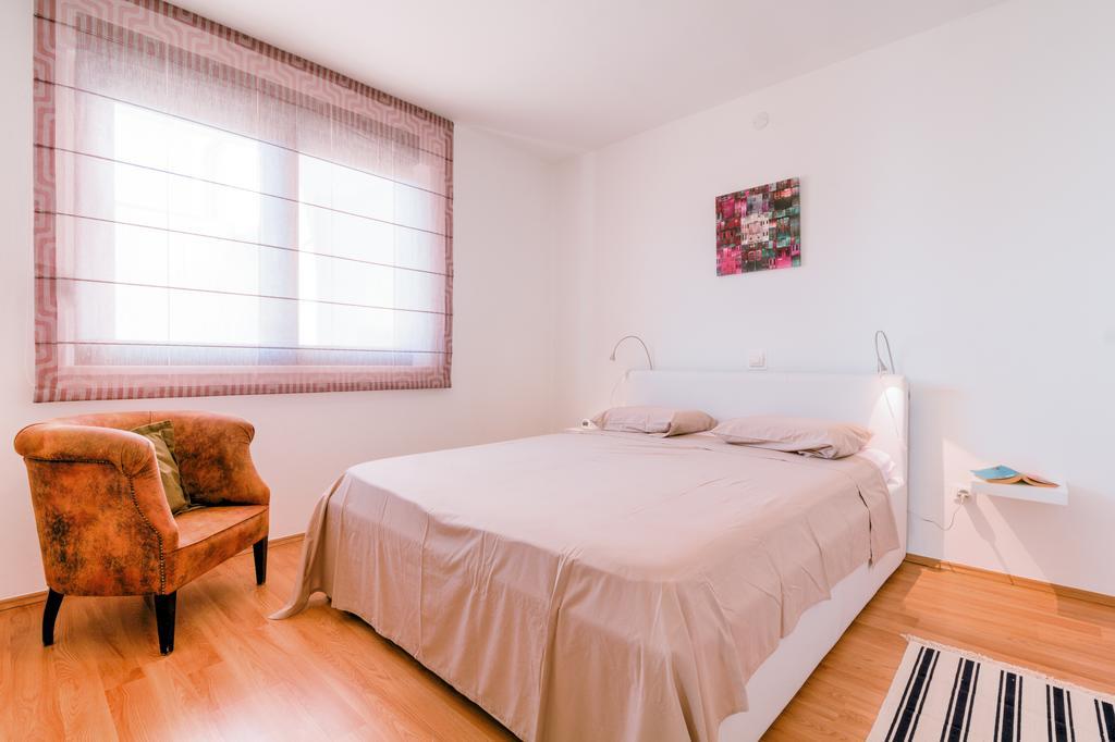 Apartments Ester Victoria Медулин Екстериор снимка