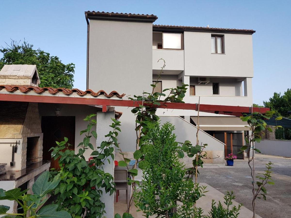 Apartments Ester Victoria Медулин Екстериор снимка